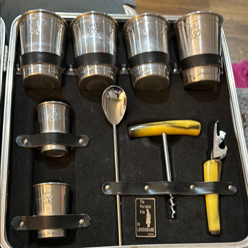The Portable Pub by Londaire Vintage Mobile Bar Set